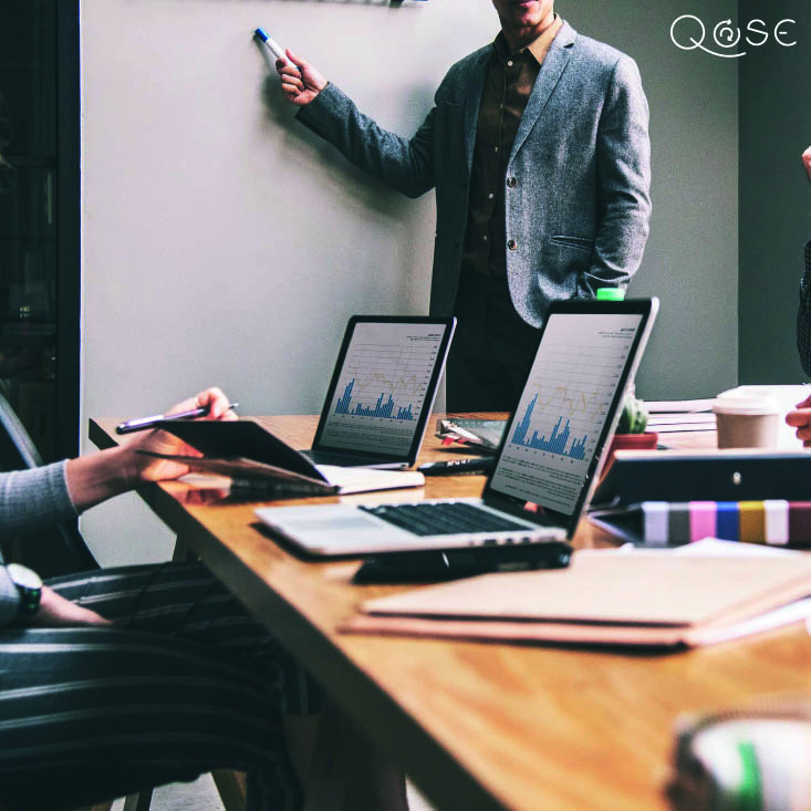 formateur, documents et ordinateurs